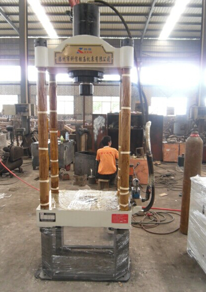 二梁四柱油壓機 二梁四柱油壓機